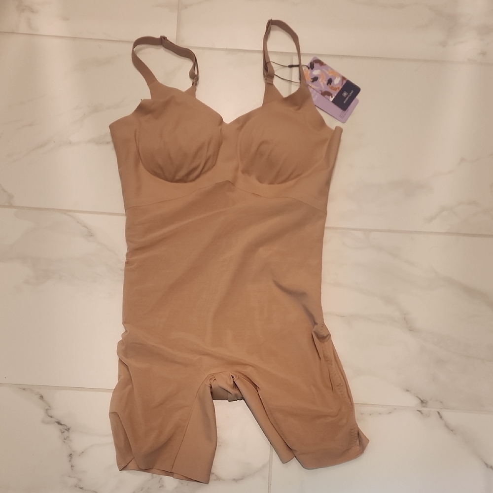 Honeylove Nude Toned Sculpting Bodysuit with Shorts And Built-In Cups